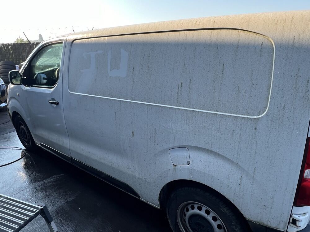 Peugeot Expert avant lavage extérieur