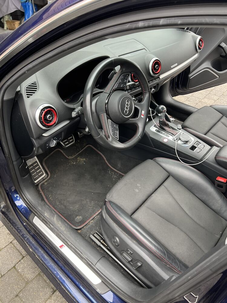 Intérieur d'Audi S3 avant nettoyage